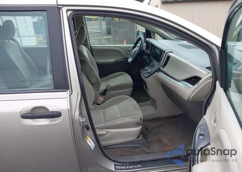 2017 Toyota Sienna L 7 Passenger z USA, uszkodzony, nr VIN 5TDZZ3DC0HS874408